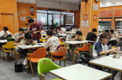 2.7万多人大学 张亮麻辣烫 日营业额5000到7000左右 可看流水 