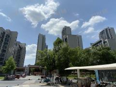 三小区门口 双门头 拐角店 带阁楼可住人 接手空转 行业不限