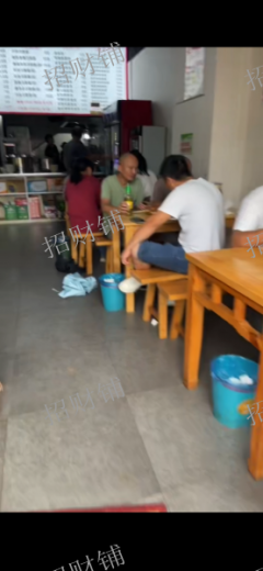 双小区门口 餐饮店 日营业额2000多 双门头 门口可外摆