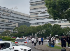 产业园出入口餐饮店 正对面是大学 双门头 产业园必经之路