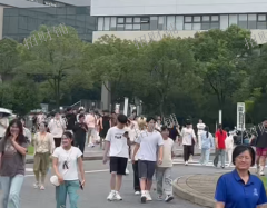 产业园出入口餐饮店 正对面是大学 双门头 产业园必经之路