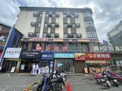 双港站地铁口 小吃店 店的左边是蜜雪 右边还是洪都大拇指 库迪咖啡 正新鸡排