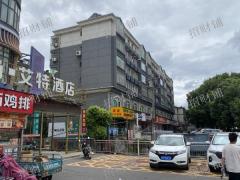 双港站地铁口 小吃店 店的左边是蜜雪 右边还是洪都大拇指 库迪咖啡 正新鸡排