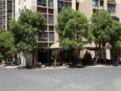 小区双出入口 双门头 便利店 日营业3000左右 烟草证15档 店内可住人 也可做饭
