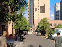 小区双出入口 双门头 便利店 日营业3000左右 烟草证15档 店内可住人 也可做饭