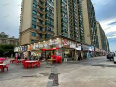 6年老店 3万多人小区 门口夜宵店 拐角店 门宽22米 门口可外摆 停车方便 对面是大学
