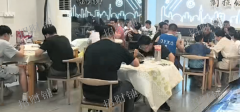 6年老店 3万多人小区 门口夜宵店 拐角店 门宽22米 门口可外摆 停车方便 对面是大学