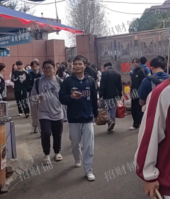 1.4万多人大学后街店铺 兰州拉面转让 隔壁是乐尔乐超市