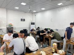 地铁口餐饮店 旁边有大学 中学 医院 正对面是在建工地 日营业额2000多