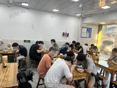 地铁口餐饮店 旁边有大学 中学 医院 正对面是在建工地 日营业额2000多