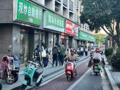 地铁口餐饮店 旁边有大学 中学 医院 正对面是在建工地 日营业额2000多