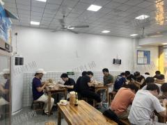 地铁口餐饮店 旁边有大学 中学 医院 正对面是在建工地 日营业额2000多