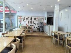 3000多人大学门口 拐角店 展示面8.5米  可空转  