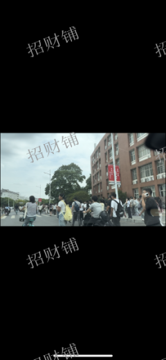 5万多人大学 校内店铺 有两个店招租 旁边就是蜜雪冰城