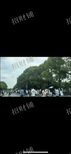 5万多人大学 校内店铺 有两个店招租 旁边就是蜜雪冰城