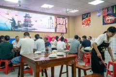 双门头 门宽 12米 餐饮夜宵店 门口可外摆 同三相电  可接天然气    