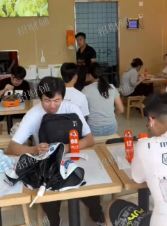 2万多人大学门口 餐饮店 日营业额2500 附近都是品牌店