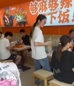 2万多人大学门口 餐饮店 日营业额2500 附近都是品牌店