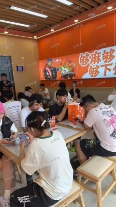 2万多人大学门口 餐饮店 日营业额2500 附近都是品牌店