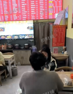 地铁口餐饮店 开了三年 双门头 日营业额2000 家里有急事急转
