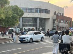 1.6万多人大学 校内唯一商业街 靠近17栋宿舍楼 缺品牌餐饮（刘文祥麻辣烫，冒大仙冒菜等）品牌奶茶咖啡，品牌烧烤火锅，量贩超市，连锁品牌健身房