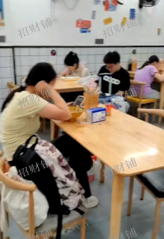 两所大学对面 三年多水煮店 日营业额1500左右  接受空转