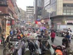 双小区门口 农贸市场 餐饮烤鸭店 日营业额2000左右 楼上可住人