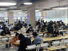 封闭式大学 6000多人 档口不要租金 日营业额3000多 可教技术