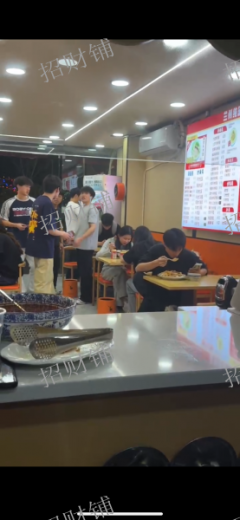 2万人大学宿舍楼旁 餐饮店 旁边有蜜雪正新鸡排等等