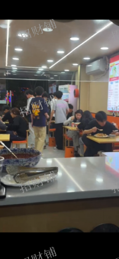 2万人大学宿舍楼旁 餐饮店 旁边有蜜雪正新鸡排等等
