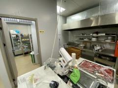 4万多人大学 学生宿舍楼下 烘焙店不要租金 正对面是塔斯汀