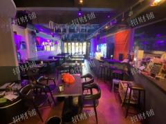 八一广场旁网红小酒馆 月营业额3万 老客户多 接手即可营业 附近竞争不大