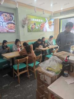 大学门口餐饮店 双门头 隔壁是蜜雪 临近学生宿舍楼