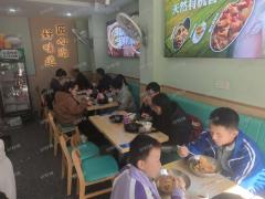 大学门口餐饮店 双门头 隔壁是蜜雪 临近学生宿舍楼