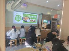 大学门口餐饮店 双门头 隔壁是蜜雪 临近学生宿舍楼