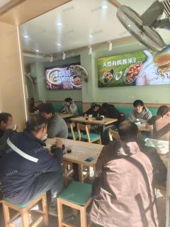 大学门口餐饮店 双门头 隔壁是蜜雪 临近学生宿舍楼