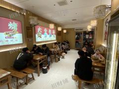 小区门口餐饮店 日营业额4000左右 可看流水 旁边是蜜雪冰城、塔斯汀、古茗等品牌店