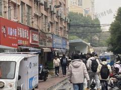 1万多人大学 校内商业街小吃店 日营业额2000多 隔壁是校内快递店