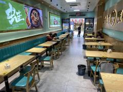 万达金街临街一楼餐饮店 日营业额4000多 独一家可用天然气