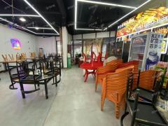 十字路口 拐角烧烤店日营业额6000左右 门口可外部 停车方便