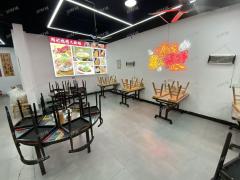 十字路口 拐角烧烤店日营业额6000左右 门口可外部 停车方便