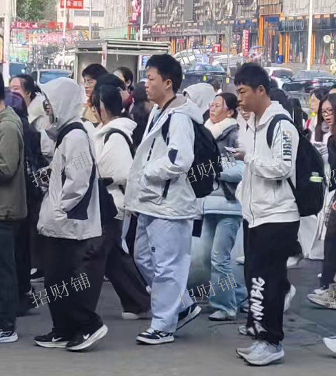 找合伙人 3公里几十万年轻人，客流不用愁。极光潮玩 馆有溜冰场滑行、游戏房、跃动格子快剪