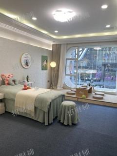 铜锣湾广场 临街店 上下两层 精装修 适合做美容店 女装店 奢侈品店 