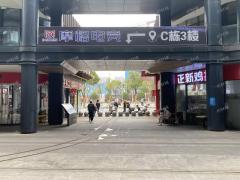 南昌西站旁商业街 临近餐饮店 开了三年 日营业2000多 隔壁是华莱士 ，正新鸡排以及4家宾馆