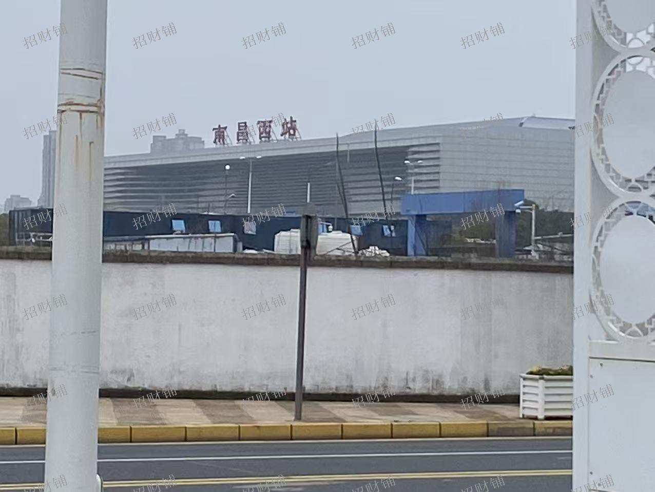 南昌西站旁商业街 临近餐饮店 开了三年 日营业2000多 隔壁是华莱士 ，正新鸡排以及4家宾馆