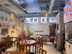 南昌西站旁商业街 临近餐饮店 开了三年 日营业2000多 隔壁是华莱士 ，正新鸡排以及4家宾馆