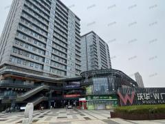 南昌西站旁商业街 临近餐饮店 开了三年 日营业2000多 隔壁是华莱士 ，正新鸡排以及4家宾馆