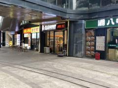 南昌西站旁商业街 临近餐饮店 开了三年 日营业2000多 隔壁是华莱士 ，正新鸡排以及4家宾馆