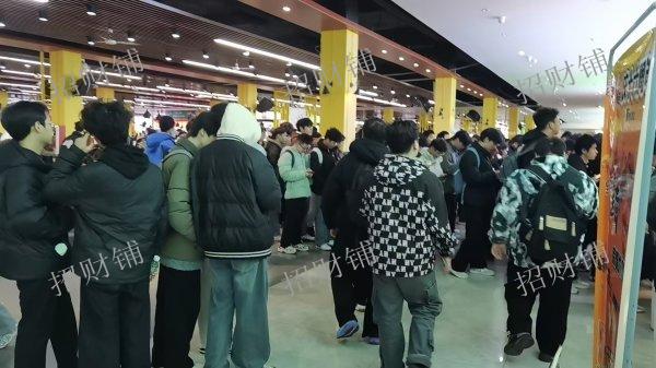 南昌工学院第一食堂 3万多人大学 月营业额20万左右 