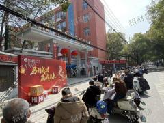 1万多人大学门口商业街招租，校内没有商业街 行业不限 独立店铺及摊位均有